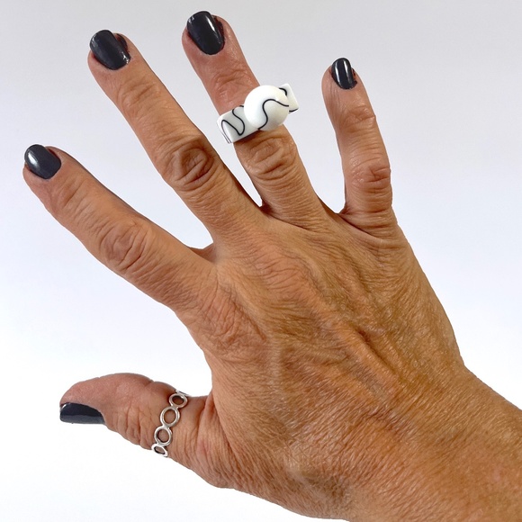 Vintage Lucite Ring Chunky Ball White Black Marble Swirl Statement Unisex - Picture 6 of 9